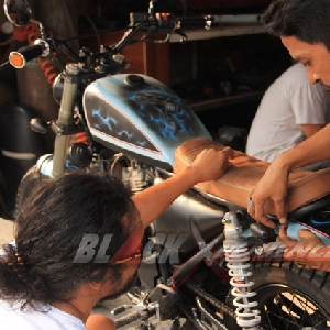 Diskusi final Yahdi (bawah), bike owner dan Bobby, builder