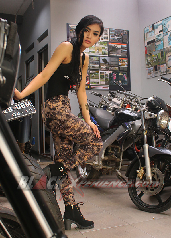 Putri Lanna berpose di area kerja bengkel Caos Custom Bike