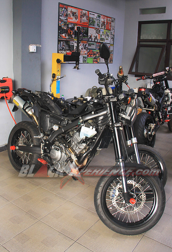 Motor modifikasi lainnya yang ada di bengkel Caos Custom Bike