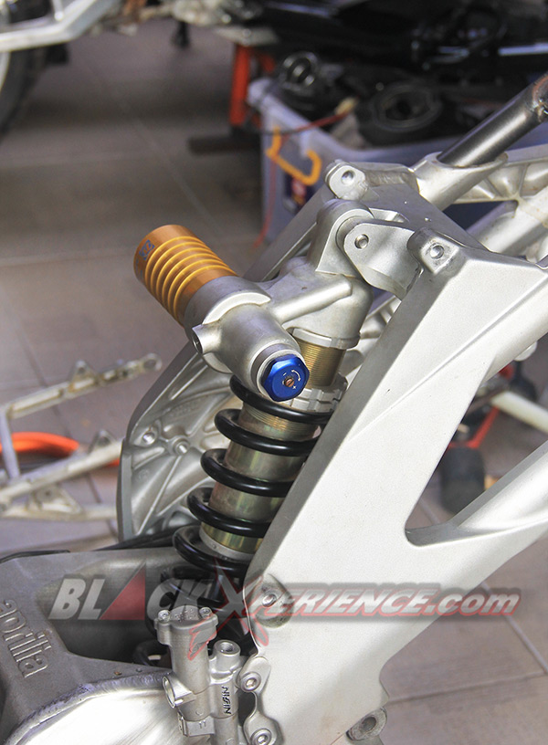 Swing arm dan roda belakang sudah terpasang