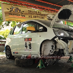 Honda Jazz sedang dibongkar