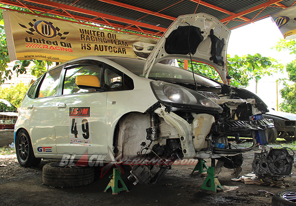 Honda Jazz sedang dibongkar