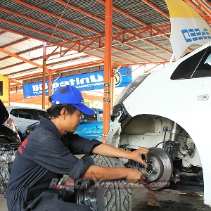 Persiapan pemasanan roda Honda Jazz touring car