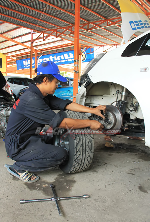 Persiapan pemasanan roda Honda Jazz touring car