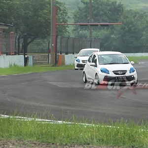 Rekan satu tim HS Autocar ikut berpartisipasi dalam test ride Honda Jazz touring car