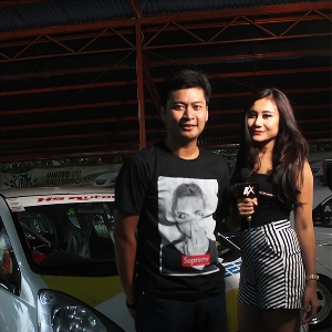 Abenk, pemilik bengkel (kiri) dan Aurelia Mei, host (kanan)