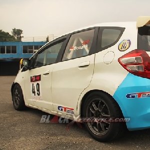 Tampak samping Honda Jazz touring car