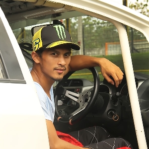 Bonang, pemilik sekaligus pebalap Honda Jazz touring car by HS Autocar