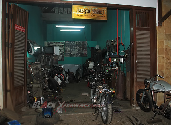 Area kerja bengkel Puspa Kediri Custom