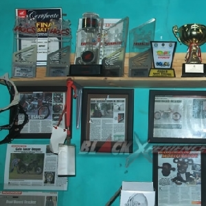 Kumpulan trophy dan bingkai hasil liputan media cetak