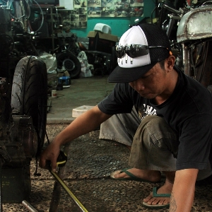 Pemotongan besi untuk mendapatkan bentuk rangka