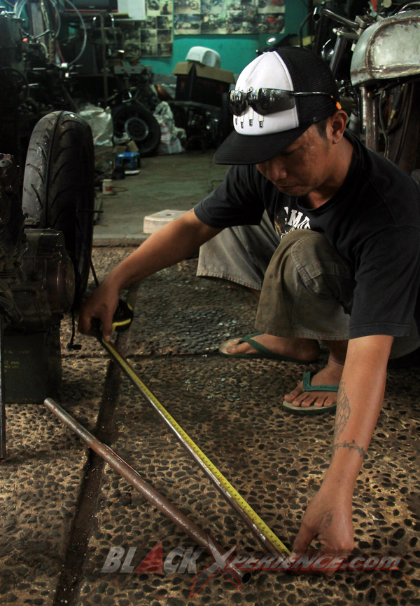 Pemotongan besi untuk mendapatkan bentuk rangka