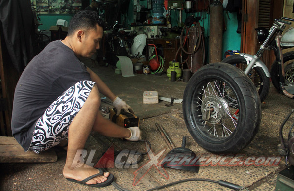 Menyiapkan peralatan las listrik untuk membuat rangka rigid