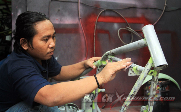 Dempul dan amplas dilakukan berulang hingga permukaan rangka benar-benar halus