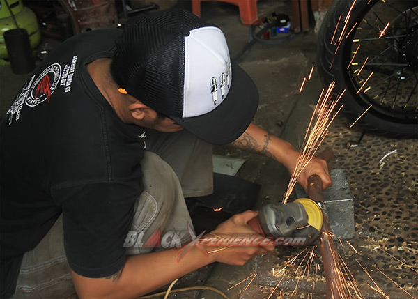 Besi bahan knalpot sedang di grinda