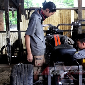 Crew Bimo Custombikes sedang mengerjakan custom motor bergaya Trike