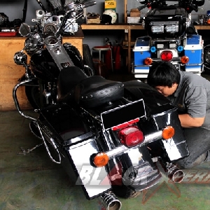 Crew Bimo Custombikes sedang tune up motor customer 