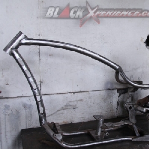 Crew Bimo Custombikes memasangkan swing arm ke bagian rangka