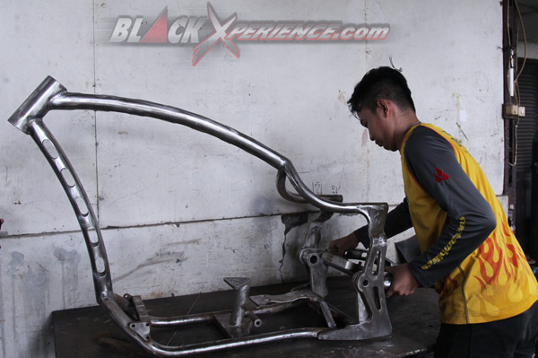 Crew Bimo Custombikes memasangkan swing arm ke bagian rangka