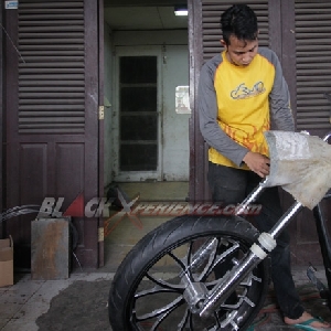 Aktivitas mekanik di bengkel Bimo Custombikes