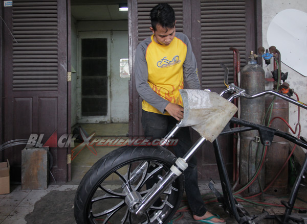 Aktivitas mekanik di bengkel Bimo Custombikes