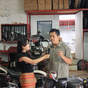 Wawancara Cheria Vasti (kiri) dan Bimo, owner Bimo Custombikes (kanan)