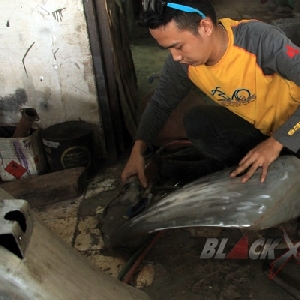 Crew Bimo Custombikes sedang menggrinda tangki custom prostreet