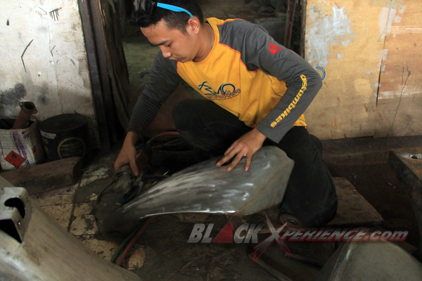 Crew Bimo Custombikes sedang menggrinda tangki custom prostreet