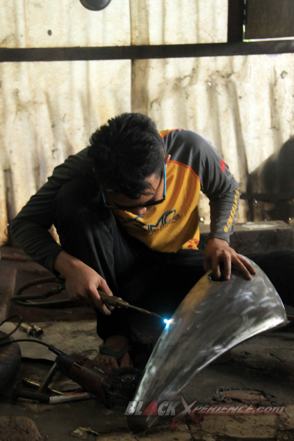 Proses pengelasan beberapa sisi tangki custom