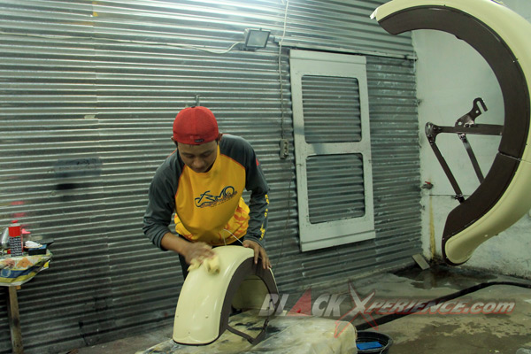 Aktivitas crew Bimo Custombikes