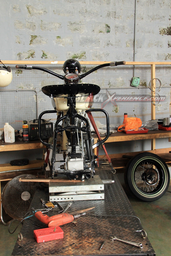 Beberapa proyek modifikasi yang sedang berjalan di Bimo Custombikes