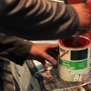 Crew Bimo Custombikes mengaduk cat untuk rangka dan bodi