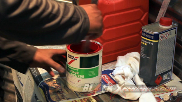 Crew Bimo Custombikes mengaduk cat untuk rangka dan bodi