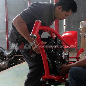 Bimo, builder membantu crew-nya merakit prostreet kustom