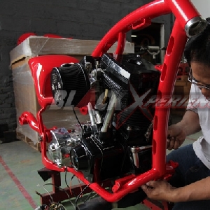 Crew Bimo Custombikes mengencangkan baut 