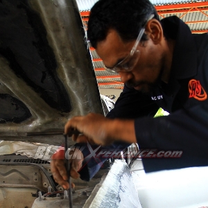 Mengencang baut pengikat bodi custom