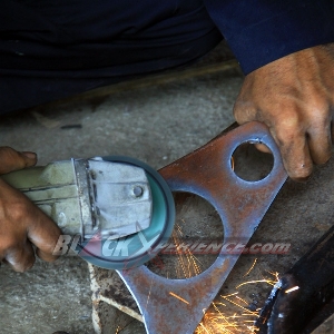 Besi-besi pelengkap rollbar sedang di grinda