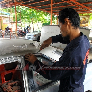 Crew HS Autocar membuka sisa sealer kaca