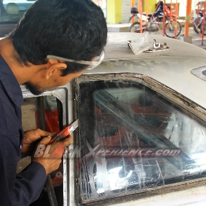 Crew HS Autocar membuka sisa sealer kaca