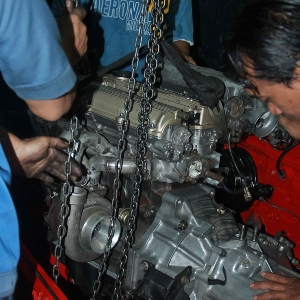 Perlu kerjasama antar crew dalam merakit mesin Mazda FE3N ini