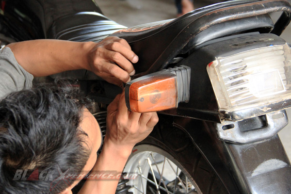 Melepas karet pada behel motor sektor belakang