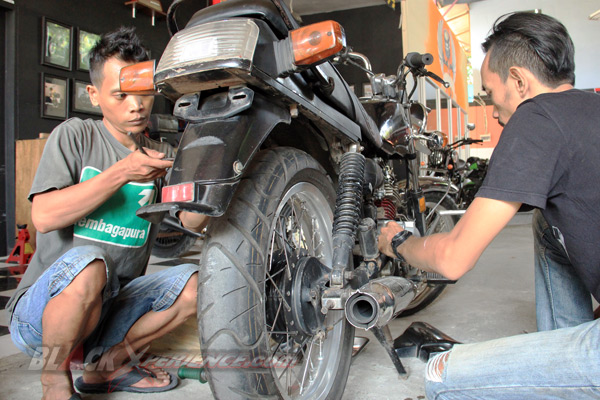 Crew bengkel modifikasi Nin *Rocksta sedang membuka baut bodi