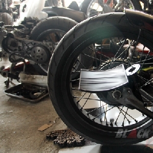 Swing arm dan roda belakang sudah dirakit terlbih dulu