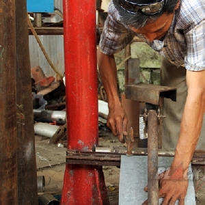 Crew bengkel modifikasi Nin *Rocksta memulai pekerjaan custom bodi