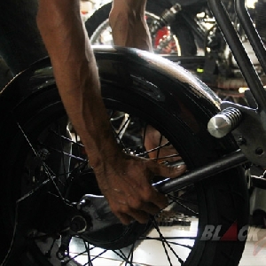 Memasang swing arm