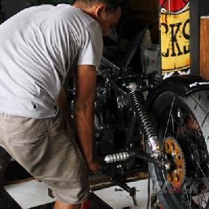 Merakit swing arm