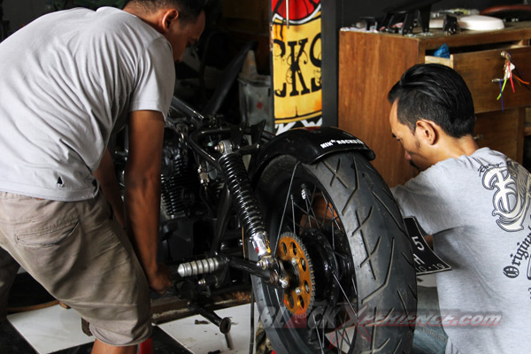 Merakit swing arm