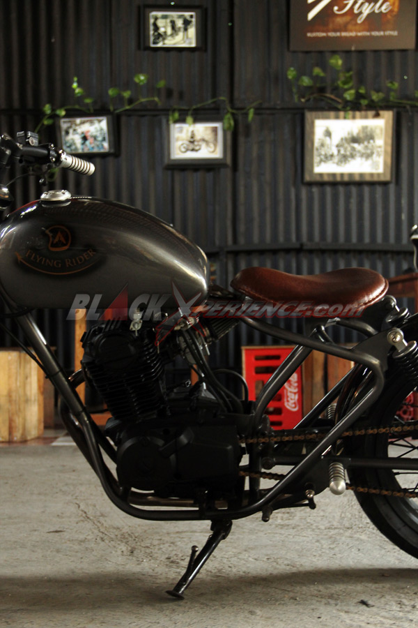 Rangka terinspirasi dari model Royal Enfield