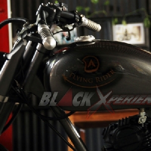 Tangki custom dibuat lebih besar menyesuaikan postur motor