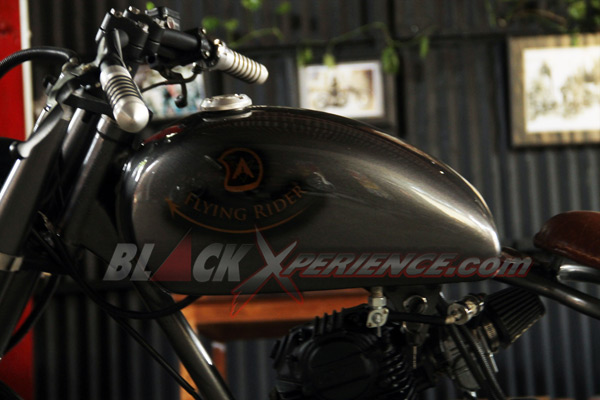 Tangki custom dibuat lebih besar menyesuaikan postur motor